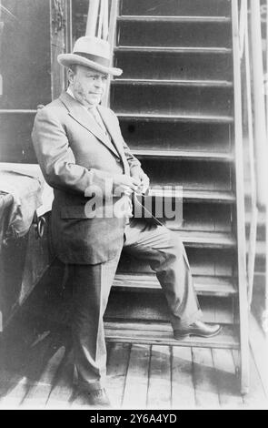 Aug Busch / Foto. ., August Busch, Vollporträt, stehend auf dem Schreibtisch des Schiffes (?), nach rechts., 1925, Busch, August A., (August Anheuser), 1865-1934, Fotografisch. Drucke, 1920-1930., Porträtfotos, 1920-1930., Porträtfotos, 1920-1930, Fotografisch. Drucke, 1920-1930, George Grantham., Nr. 6429-13., 1 Foto. Drucken. Stockfoto