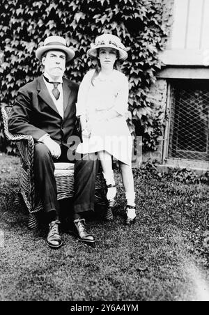 C.E. Hughes & Elizabeth, Charles Evans Hughes, Porträt in voller Länge, auf einem Stuhl auf dem Rasen sitzend, leicht nach rechts gerichtet, mit seiner Enkelin (?) Elizabeth., ca. 1915, Hughes, Charles Evans, 1862-1948, Familie, Gruppenporträts, 1910-1920., Fotodrucke, 1910-1920., Porträtfotos, 1910-1920., Gruppenporträts, 1910-1920, Porträtfotos, 1910-1920, Fotodrucke, 1910-1920, George Grantham., 1 Fotodruck. Stockfoto