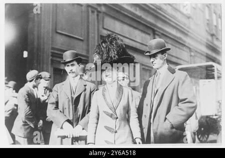 Orville Wright, William Wright und Katharine Wright, halblange Porträts, die draußen stehen, c1909., Wright, Orville, 1871-1948, Wright, Wilbur, 1867-1912, Haskell, Katharine Wright, 1874-1929, Gruppenporträts, 1900-1910., Fotodrucke, 1900-1910., Porträtfotos, 1900-1910., Gruppenporträts, 1900-1910, Porträtfotos, 1900-1910, Fotodrucke, 1900-1910, George Grantham. 1 Fotodruck. Stockfoto