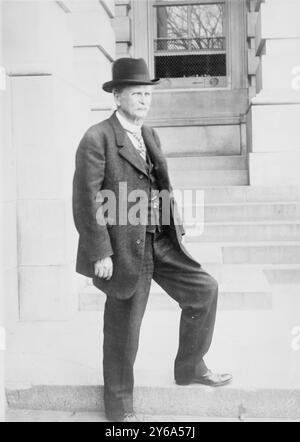 Sergeant at Arms Casson, Repräsentantenhaus, Foto zeigt Casson auf Stufen, zwischen 1899 und 1911, Casson, Henry, 1843, USA. Kongress, Haus, Leute, 1890-1920, Regierungsbeamte, 1890-1920, Fotodrucke, 1890-1920., Fotodrucke, 1890-1920, Titel aus Artikel, gestempelt auf Verso: Return to George Grantham Bain, 32 Union Square East, New York., 1 Fotodruck. Stockfoto