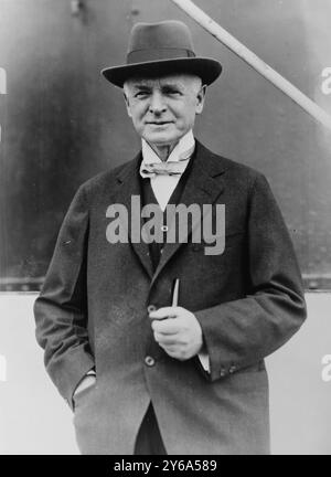 Fairfax Harrison, Präsident der Southern Railway, halblanges Porträt, stehend, nach vorne gerichtet, an Bord des Schiffes / ., Fotograf, 1927, 11. Mai, Harrison, Fairfax, 1869-1938, Southern Railway (USA), People, 1920-1930, Fotodrucke, 1920-1930., Porträtfotos, 1920-1930., Porträtfotos, 1920-1930, Fotodrucke, 1920-1930, Titel erstellt von Library Staff., 255 Canal St., New York., 1 Fotodruck. Stockfoto