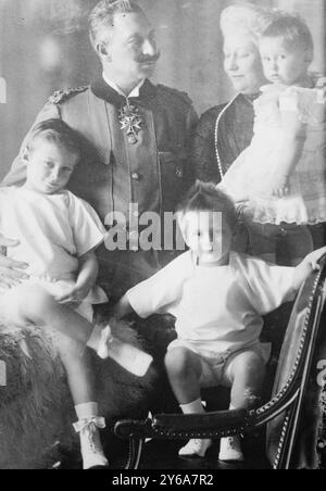 Kaiser, Kaiserin und Enkelkinder, Foto zeigt Kaiser Wilhelm II. Von Deutschland und Kaiserin Augusta Victoria mit Enkelkindern., Kinder, Glasnegative, 1 negativ: Glas; 5 x 7 cm Oder kleiner. Stockfoto