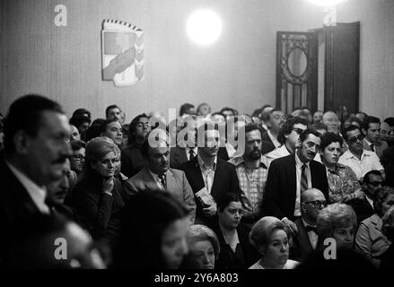 Partido Justicialista Militanten während eines Treffens am Vorabend der Rückkehr von Juan Domingo Perón nach 17 Jahren Abwesenheit in Buenos Aires, Argentinien, 8. Oktober 1972. Stockfoto