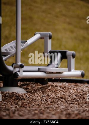 Crosstrainer im Freien an öffentlichen Stadtpark-Trainingsgeräten Stockfoto