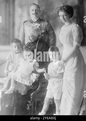 Kaiser, Kaiserin, Tochter und Enkelkinder, Foto zeigt Kaiser Wilhelm II. Von Deutschland und Kaiserin Augusta Victoria., Kinder, Glasnegative, 1 negativ: Glas; 5x7cm Oder kleiner. Stockfoto