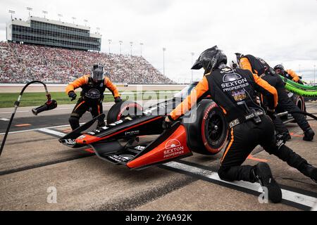 Libanon, TN, USA. September 2024. Die Crew von AJ Foyt Racing macht einen Boxenstopp während des Big Machine Music City Grand Prix, der von Gainbridge auf dem Nashville Superspeedway in Libanon TN präsentiert wird. (Kreditbild: © Walter G. Arce Sr./ASP via ZUMA Press Wire) NUR REDAKTIONELLE VERWENDUNG! Nicht für kommerzielle ZWECKE! Stockfoto