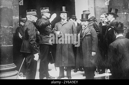 Roosevelt bei den Invaliden begleitet von General Dalstein in Frankreich, Frankreich, Glasnegative, 1 negativ: Glas; 5x7,5 cm Oder kleiner. Stockfoto