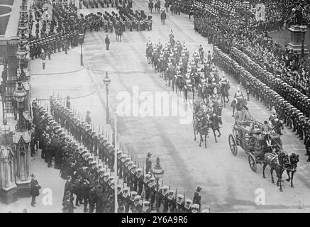 Beerdigung von König Eduard. King George mit Begleitung, die den Palast verlässt., Glasnegative, 1 negativ: Glas; 5 x 7 cm Oder kleiner. Stockfoto