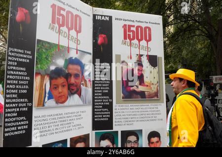 New York, USA. September 2024. Fotos von Menschen, die von der iranischen Regierung getötet wurden, sind auf dem Dag Hammarskjold Plaza in Manhattan zu sehen. Demonstranten, die sich gegen den Staat Iran stellten, versammelten sich vor dem Gebäude der Vereinten Nationen während des jährlichen Treffens der Staats- und Regierungschefs der Welt auf der 79. Tagung der Generalversammlung der Vereinten Nationen. Demonstranten verurteilten die iranische Regierung wegen Menschenrechtsverletzungen. Der Protest ereignete sich an dem Tag, an dem der iranische Präsident Masoud Pezeshkian vor den Vereinten Nationen sprechen sollte. Quelle: SOPA Images Limited/Alamy Live New Stockfoto