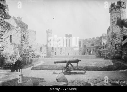 Carnarvon Castle, Foto zeigt Caernarfon Castle, erbaut von Eduard I., in Caernarfon, Wales, zwischen ca. 1910 und ca. 1915, Glasnegative, 1 negativ: Glas; 5 x 7 Zoll Oder kleiner. Stockfoto