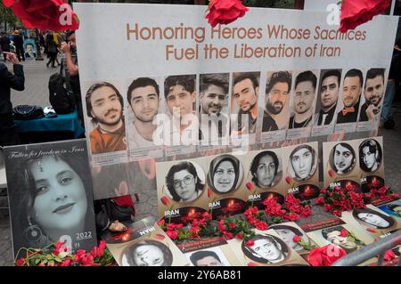 New York, USA. September 2024. Fotos von Menschen, die von der iranischen Regierung getötet wurden, sind auf dem Dag Hammarskjold Plaza in Manhattan zu sehen. Demonstranten, die sich gegen den Staat Iran stellten, versammelten sich vor dem Gebäude der Vereinten Nationen während des jährlichen Treffens der Staats- und Regierungschefs der Welt auf der 79. Tagung der Generalversammlung der Vereinten Nationen. Demonstranten verurteilten die iranische Regierung wegen Menschenrechtsverletzungen. Der Protest ereignete sich an dem Tag, an dem der iranische Präsident Masoud Pezeshkian vor den Vereinten Nationen sprechen sollte. Quelle: SOPA Images Limited/Alamy Live New Stockfoto