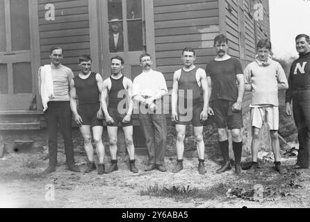 Trainer Hayes; Warnes; Allen; SEC'y Calver; Spenceley; Parks; Erskine; Murray Trainer, Foto zeigt britische Boxer, darunter Rueben Charles 'Rube' Warnes (1875-1961), W. W. Allen, R. Erskine, A. Spenceley, F. Parks mit E. T. Calver, Sekretär der Amateur Boxing Association., zwischen ca. 1910 und ca. 1915, Boxen, Glasnegative, 1 negativ: Glas; 5 x 7 Zoll. Oder kleiner. Stockfoto