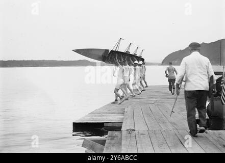 Cornell Varsity, Po'k'psie, 17.06.11, Foto zeigt das Cornell Varsity Crew Team auf dem Hudson River in Poughkeepsie, New York, Rudertrainer Charles E. Courtney (1849-1920) rechts., 17. Juni 1911, Rudern, Glass negative, 1 negativ: Glass; 5 x 7 Zoll Oder kleiner. Stockfoto