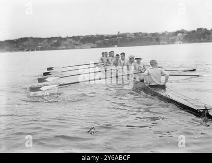 Cornell Varsity, Po'k'psie, 17.06.11, Foto zeigt das Cornell Varsity Crew Team auf dem Hudson River in Poughkeepsie, New York, 17. Juni 1911, Rudern, Glass negative, 1 negativ: Glas; 5 x 7 Zoll Oder kleiner. Stockfoto