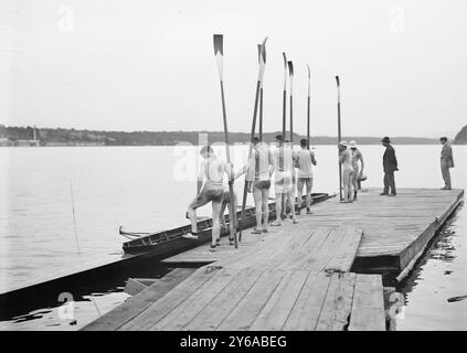 Cornell Varsity, 1911, Po'k'psie, Foto zeigt das Cornell Varsity Crewteam auf dem Hudson River in Poughkeepsie, New York, 18. Juni 1911, Rudern, Glass negative, 1 negativ: Glas; 5 x 7 Zoll Oder kleiner. Stockfoto