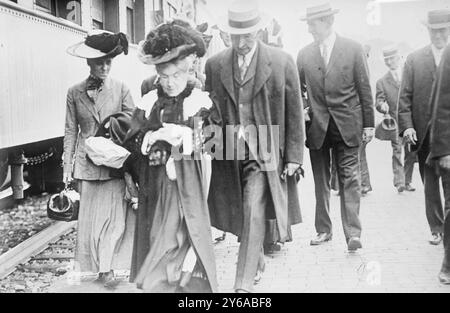 J. D. Rockefeller & Wife, Foto zeigt John D. Rockefeller mit seiner Frau, Philanthropin Laura Celestia Spelman Rockefeller (1839-1915)., zwischen ca. 1910 und ca. 1915, Glasnegative, 1 negativ: Glas; 5 x 7 Zoll. Oder kleiner. Stockfoto