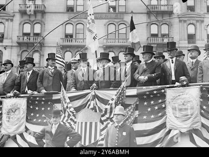 Dougherty, Dix, Gaynor, Cropsey, General Grant, Foto zeigt George Samuel Daugherty, John Alden Dix, Gouverneur von New York; New Yorker Bürgermeister William Jay Gaynor, Polizeikommissar James A. Cropsey und General Frederick Dent Grant., zwischen 1910 und 1915, Glasnegative, 1 negativ: Glas; 5 x 7 cm. Oder kleiner. Stockfoto