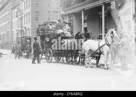 Frau Thos. Hastings Trainer verlässt den Colony Club. 5/10/11. Mrs. A. Iselin, Peitsche, Mrs. Hastings neben ihr, Mrs. W.G. Loew Between, Foto zeigt Mitglieder des Ladies 4-in-Hand Driving Clubs in einem Bus vor dem Colony Club Gebäude in New York City. Passagiere: Helen Benedict (Mrs. Thomas Hastings), Eleanor Jay (Mrs. A. Iselin) und Florence B. Baker (Mrs. William Goadby Loew)., 5. Oktober 1911, Glasnegative, 1 negativ: Glas; 5 x 7 Zoll. Oder kleiner. Stockfoto