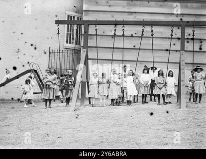 Carnegie Playground 5th Ave., Foto zeigt Kinder auf einem Spielplatz an der nordöstlichen Ecke der Fifth Avenue und 91st Street, New York City., 11. August 1911, Children, Glass negative, 1 negativ: Glas; 5 x 7 Zoll Oder kleiner. Stockfoto