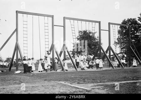 Ringe und Stangen, Bronx Park, Foto zeigt Kinder, die auf Ausrüstung spielen, wahrscheinlich einschließlich Mädchen von den Washington Irving High Schools New York City, die am 23. Juni 1911 ein Midsummer Day Festival im Pelham Bay Park in der Bronx besuchten., 23. Juni 1911, Glass negative, 1 negative: Glass; 5 x 7 Zoll Oder kleiner. Stockfoto