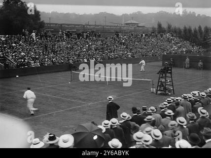 International Tennis, Dixon, Larned, Foto zeigt das Spiel der International Lawn Tennis Challenge zwischen dem US-amerikanischen Tennisspieler William Augustus Larned (1872-1926) und Charles Percy Dixon (1873-1939) aus Großbritannien., 9. September 1911, Glasnegative, 1 negativ: Glas; 5 x 7 Zoll. Oder kleiner. Stockfoto