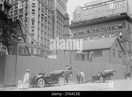 Aquädukt Shaft, Broadway, Foto zeigt die Ausgrabungsstätte des New York City Aquädukts am Broadway. Zwischen ca. 1910 und ca. 1915, Glasnegative, 1 negativ: Glas; 5 x 7 Zoll Oder kleiner. Stockfoto
