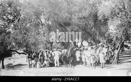 Italienischer Außenposten in Tripolis, Foto zeigt italienische Truppen in Tripolis, Libyen während des Turko-Italienischen Krieges (italienisch-Türkisch-Krieg), der zwischen September 1911 und Oktober 1912 stattfand., 1911 oder 1912, Tripolis, Glasnegative, 1 negativ: Glas; 5 x 7 Zoll Oder kleiner. Stockfoto