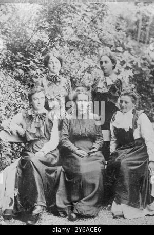 Mme. Curie und vier Studenten, Foto zeigt Physikerin, Chemikerin und Nobelpreisträgerin Marie Curie (1867-1934)., zwischen ca. 1910 und ca. 1915, Glasnegative, 1 negativ: Glas; 5 x 7 Zoll. Oder kleiner. Stockfoto