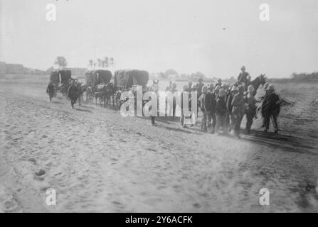 Tripolis - Ambulanzparty in Sciara Sciat, Foto zeigt Italiener in Tripolis, Libyen, während des Türkisch-Türkischen Krieges, der zwischen September 1911 und Oktober 1912 stattfand., 1911 oder 1912, Tripolis, Glasnegative, 1 negativ: Glas; 5 x 7 Zoll Oder kleiner. Stockfoto