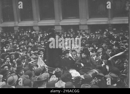 Mrs. Pankhurst in der Wall St., Foto zeigt ein Treffen der Frau in New York City, wo die britische Suffragistenführerin Emmeline Pankhurst am 27. November 1911 vor einer Menschenmenge in der Nähe des SubTreasury Building an der Wall Street in New York City sprach, 27. November 1911. Wahlrecht, Glasnegative, 1 negativ: Glas; 5 x 7 Zoll Oder kleiner. Stockfoto