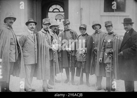 Tripolis-Offiziere von Freiwilligen, Foto zeigt italienische Offiziere in Tripolis, Libyen während des Türkisch-Türkischen Krieges, der zwischen September 1911 und Oktober 1912 stattfand., 1911 oder 1912, Tripolis, Glasnegative, 1 negativ: Glas; 5 x 7 Zoll Oder kleiner. Stockfoto