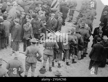 Die Streikenden in Schach halten, Lawrence, Mass., 1912 Jan., Lawrence, Masse, Glasnegative, 1 negativ: Glas; 5 x 7 Zoll Oder kleiner. Stockfoto