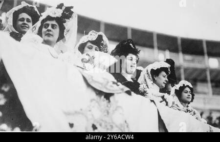 Mexikanische Gesellschaft Frauen im Stierkampf, zwischen ca. 1910 und ca. 1915, Glas-negative, 1 negativ: Glas; 5 x 7 Zoll Oder kleiner. Stockfoto