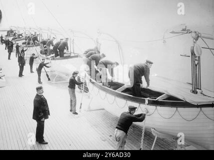 Holland America Life Boat Drill – Abisolieren der Boote, zwischen ca. 1910 und ca. 1915, Glasnegative, 1 negativ: Glas; 5 x 7 Zoll Oder kleiner. Stockfoto