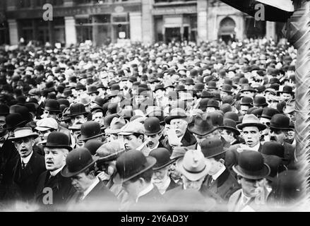 Crowd Listnen, d. h. Bryan Speaking - Union Square., Foto zeigt Leute, die dem amerikanischen Politiker William Jennings Bryan (1860-1925), Union Square, New York City., 20. April 1912, Glass negative, 1 negativ: Glas; 5 x 7 Zoll Oder kleiner. Stockfoto