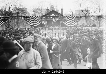 Crowd Listening to Bryan Speaking - Union Square., Foto zeigt Leute, die dem amerikanischen Politiker William Jennings Bryan (1860-1925), Union Square, New York City., 20. April 1912, Glass negative, 1 negativ: Glas; 5 x 7 Zoll Oder kleiner. Stockfoto