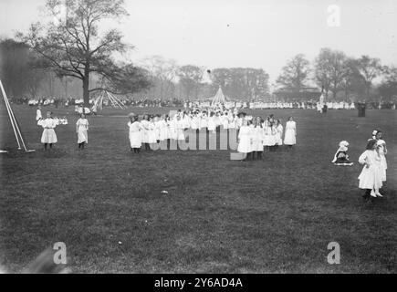 Central Park - Maypoles - Sportliga der öffentlichen Schule, zwischen ca. 1910 und ca. 1915, Kinder, Glasnegative, 1 negativ: Glas; 5 x 7 Zoll Oder kleiner. Stockfoto