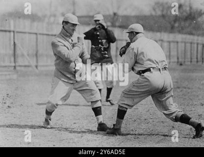 Thomas 'Buck' O'Brien & Bill Carrigan, Boston AL (Baseball), 1912., Baseball, Glass negative, 1 negativ: Glas; 5 x 7 Zoll Oder kleiner. Stockfoto