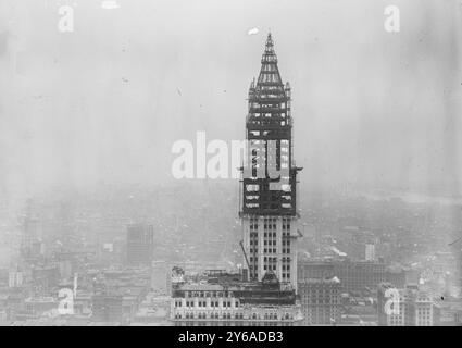 Woolworth Bldg., Foto zeigt den Turmbau des Woolworth Building am Broadway, New York City, der im April 1913 fertiggestellt wurde., 1912?, Glasnegative, 1 negativ: Glas; 5 x 7 Zoll. Oder kleiner. Stockfoto