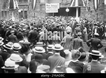 Menschenmenge vor der Convention Hall, Baltimore, MD., Foto gemacht auf der Democratic National Convention 1912, die im Fifth Regiment Armory, Baltimore, Maryland, vom 25. Juni bis 2. Juli 1912 stattfand. Baltimore, MD, Glasnegative, 1 negativ: Glas; 5 x 7 Zoll Oder kleiner. Stockfoto