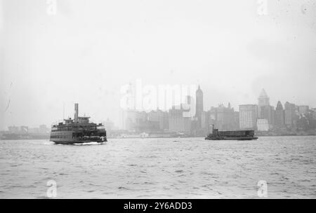 Skyline - New York City: Woolworth Bldg., Singer Bldg., Bankers Trust Bldg., Foto zeigt Lower Manhattan, New York City, mit Fähre im Vordergrund. Zu den identifizierten Gebäuden gehören (von links): Woolworth Building (mit Turm kurz vor Fertigstellung), Hudson Terminal, West Street Building, City Investing Tower, Singer Building, U.S. Realty and Trinity Buildings, United States Express Company, Bankers Trust Tower und 47 West Street Building., 1912?, New York, Glasnegative, 1 negativ: Glas; 5 x 7 Zoll Oder kleiner. Stockfoto