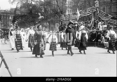 Schwedische Division bei der Olympischen Parade, Foto einer Parade in New York City im Zusammenhang mit den 5. Olympischen Spielen, die 1912 in Stockholm, Schweden, stattfanden., 1912, Glasnegative, 1 negativ: Glas; 5 x 7 Zoll Oder kleiner. Stockfoto