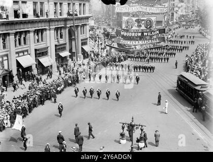 Parade zu Ehren der Olympischen Sieger, Foto mit einer Parade in New York City, nahe dem Madison Square Park, für die 5. Olympischen Spiele, die 1912 in Stockholm, Schweden, stattfanden. Großes Banner wirbt für das Hauptquartier der Nationaldemokratie, mit Präsidentschaftskandidat Woodrow Wilson und Laufkollege Thomas Marshall., 1912, Glass negative, 1 negativ: Glass; 5 x 7 Zoll. Oder kleiner. Stockfoto