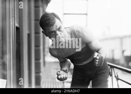 Leach Cross, Foto zeigt den amerikanischen Leichtgewicht-Boxer Leach Cross (1886-1957), dessen Geburtsname Louis Charles Wallach war, zwischen ca. 1910 und ca. 1915, Boxen, Glasnegative, 1 negativ: Glas; 5 x 7 Zoll Oder kleiner. Stockfoto