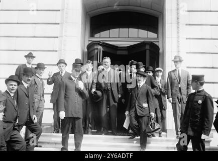 Roosevelt verlässt das Kapitol, Foto zeigt Präsident Theodore Roosevelt (1858-1919)., 4. Oktober 1912, Glasnegative, 1 negativ: Glas; 5 x 7 Zoll Oder kleiner. Stockfoto