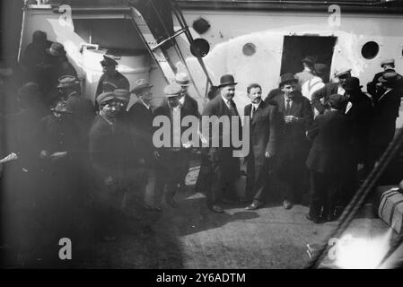 MARTHA WASHINGTON, Foto aufgenommen, als griechische Einwanderer New York City verließen, um in ihr Land zurückzukehren und im Ersten Balkankrieg zu kämpfen, der im Oktober 1912 begann. In einem artikel der New York Times (10.6.1912) wird erwähnt, dass das Passagierschiff Martha Washington griechische Reservisten beförderte, die durch königliche Erlass nach Hause gerufen worden waren.“, 1912. Oktober, Glasnegative, 1 negativ: Glas; 5 x 7 Zoll. Oder kleiner. Stockfoto