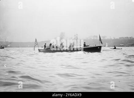 Pres't Taft bei Naval Review, Foto zeigt Präsident William Howard Taft auf dem Boot bei einem Marinebericht in New York City, 14. Oktober 1912., 14. Oktober 1912, Glass negative, 1 negativ: Glas; 5 x 7 Zoll Oder kleiner. Stockfoto