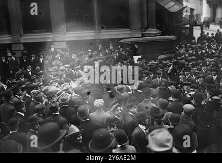 Das Foto zeigt wahrscheinlich ein Frauenwahlrecht-Treffen in New York City, wo die britische Suffrageanführerin Emmeline Pankhurst am 27. November 1911 eine Menschenmenge in der Nähe des SubTreasury Building an der Wall Street in New York City ansprach, 27. November 1911. N. Y, Glasnegative, 1 negativ: Glas; 5 x 7 Zoll Oder kleiner. Stockfoto