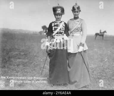 Prinzessin Viktoria Luise und Kronprinzessin von Deutschland, Foto zeigt Kronprinzessin Cecilie Auguste Marie von Mecklenburg-Schwerin (1886–1954), Ehefrau des deutschen Kronprinzen Wilhelm (links) in Dragonerregimentuniform und Victoria Louise von Preußen (Herzogin von Braunschweig) in Uniform ihres persönlichen Husarenregiments., zwischen ca. 1910 und ca. 1915, Glasnegative, 1 negativ: Glas; 5 x 7 cm. Oder kleiner. Stockfoto