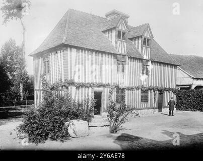 Corneilles Haus, Rouen, Foto zeigt Haus in Verbindung mit dem französischen Dramatiker Pierre Corneille (1606–1684) in Petit Couronne, Frankreich, bei Rouen. Es wurde 1879 ein Museum, zwischen ca. 1910 und ca. 1915, Glasnegative, 1 negativ: Glas; 5 x 7 Zoll. Oder kleiner. Stockfoto